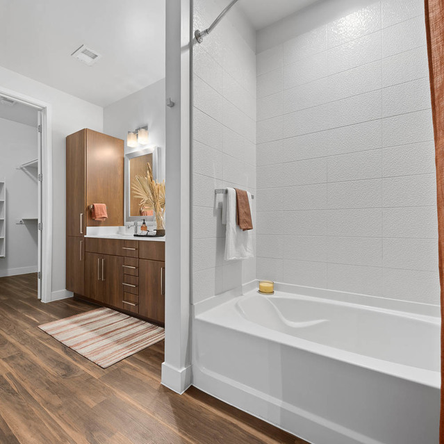 Broadstone Scottsdale Quarter – Modern Bathroom with Walk-In Closet